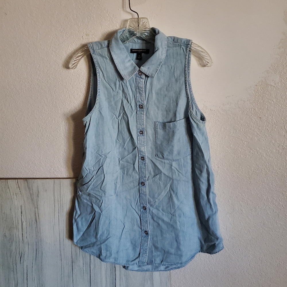Banana Republic Women's Sleeveless Blue Lyocell Collared Button Down Blouse Sz S